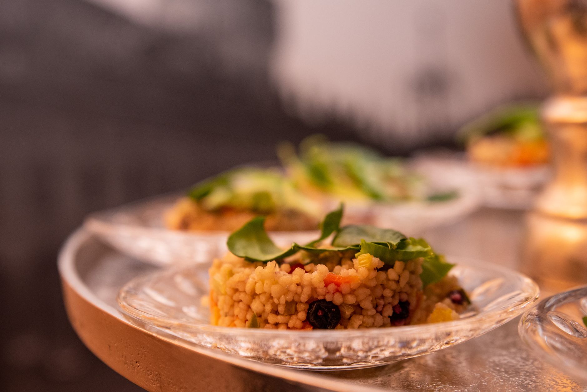 Piatto di cous cous con verdure servito in tavola