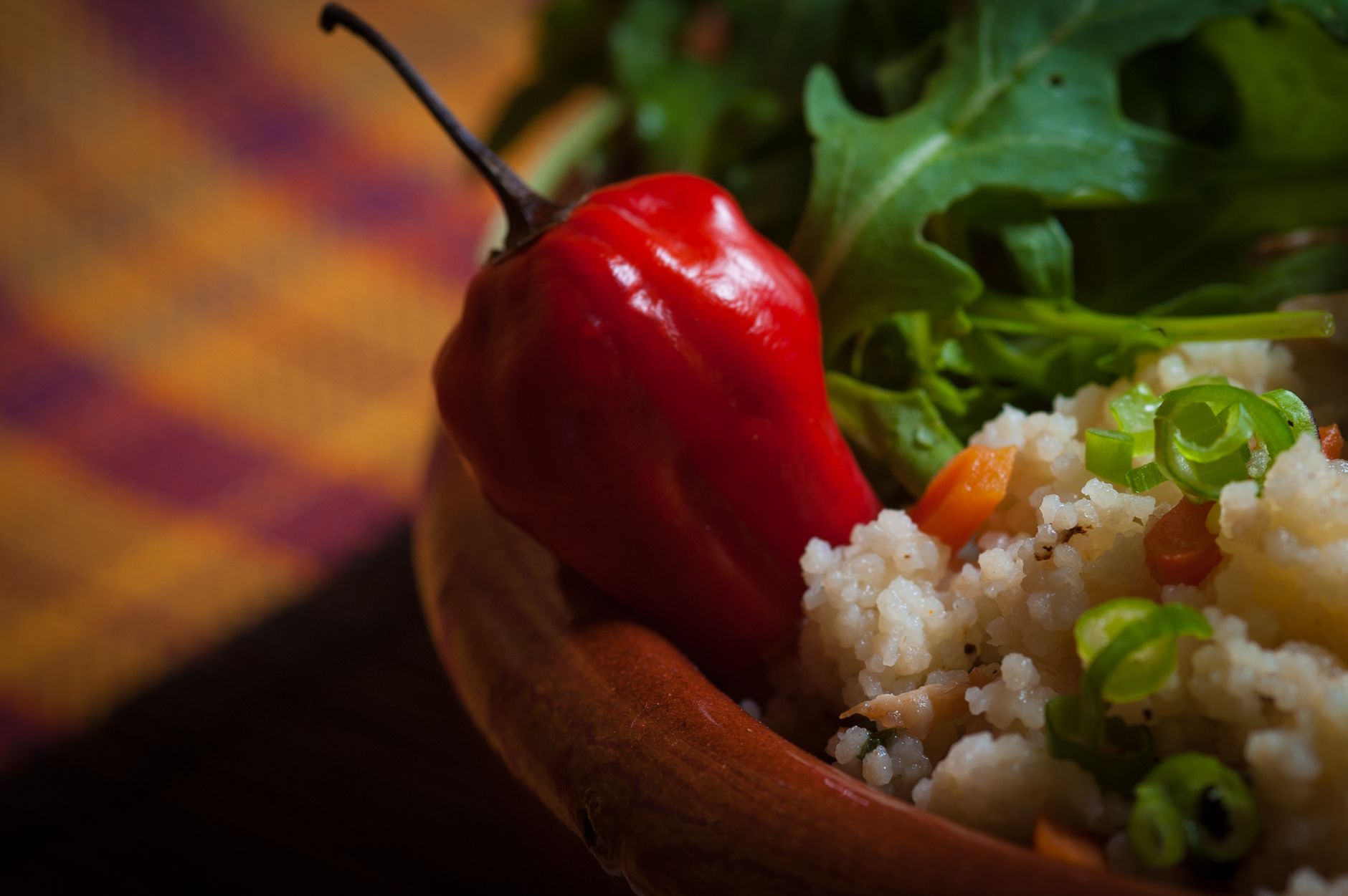Preparazione tradizionale del cous cous al vapore