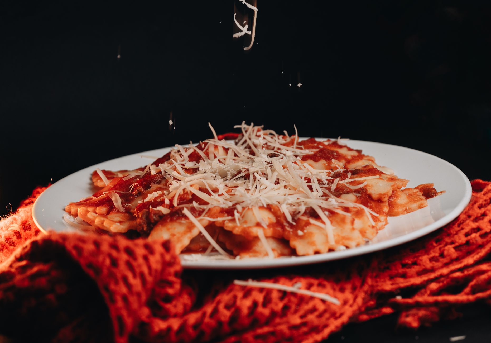 Pasta fresca ripiena con chiusura decorativa fatta a mano