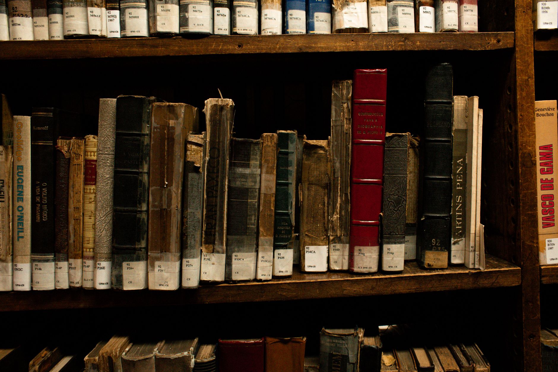 Penna e libro antico alla luce calda
