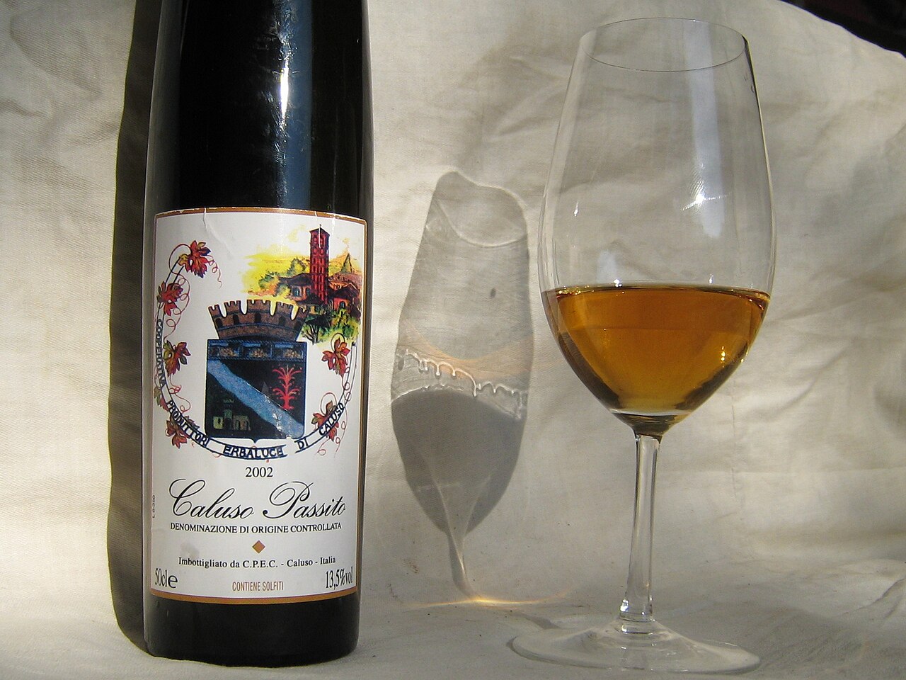 Calice di passito di Caluso con le lacrime del vino lungo la parete, un esempio di effetto Marangoni