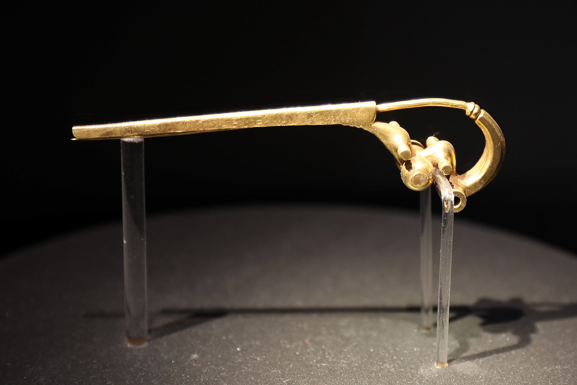 La fibula prenestina in oro con l'iscrizione in latino arcaico, Museo delle Civilta di Roma