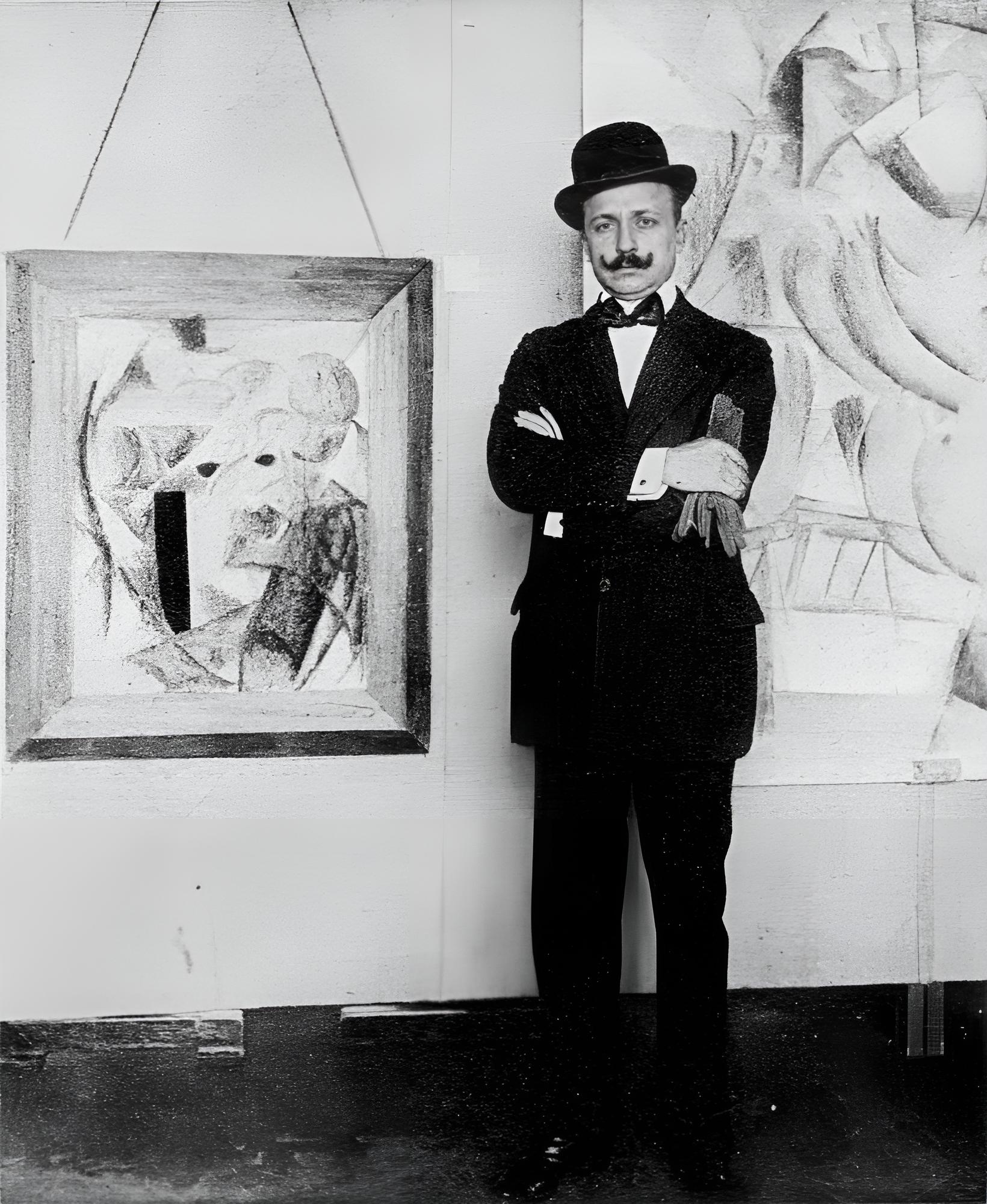 Filippo Tommaso Marinetti fotografato nel 1913 davanti al suo autoritratto