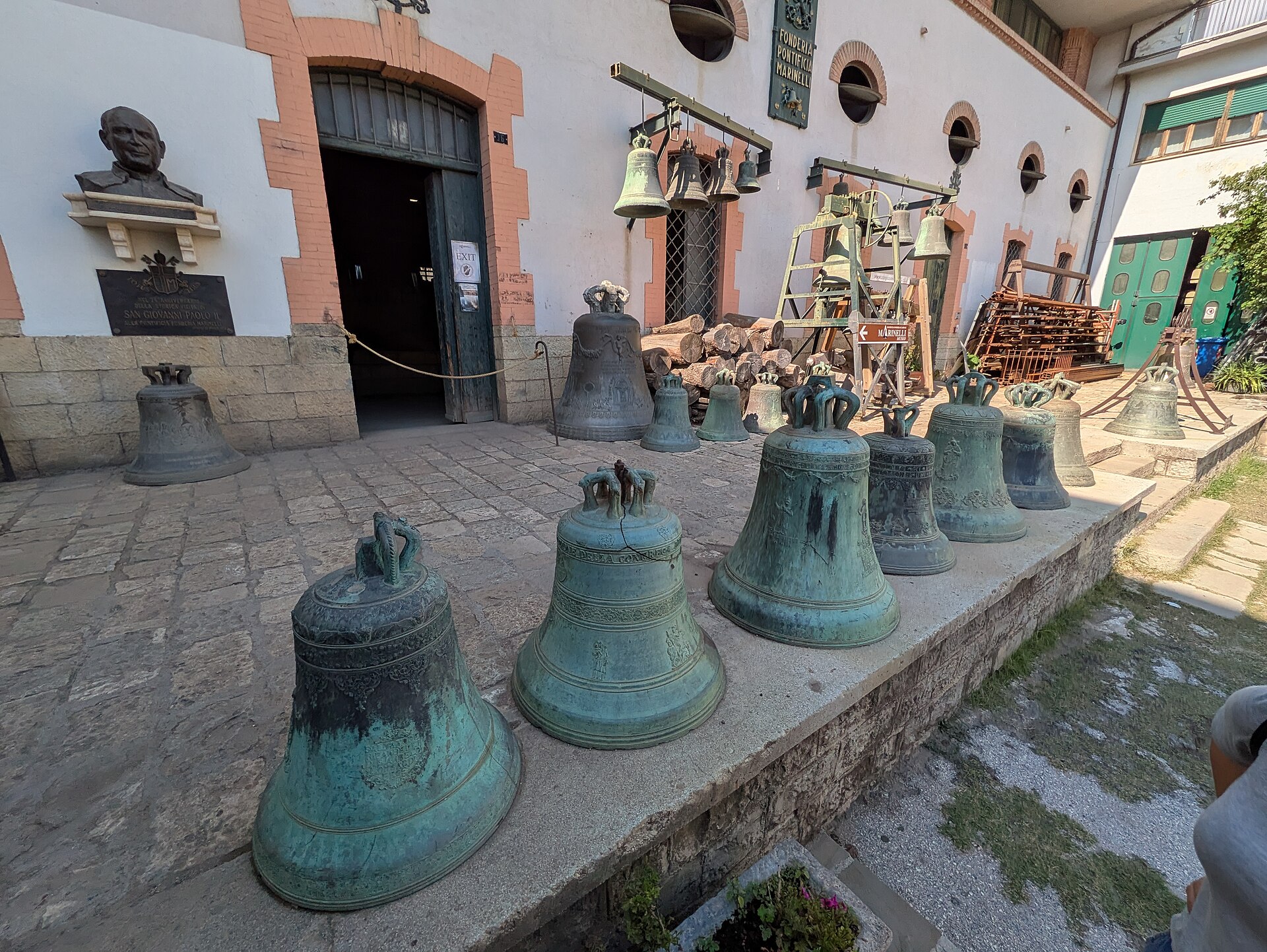 Campane di bronzo nel cortile della Pontificia Fonderia Marinelli di Agnone, in Molise