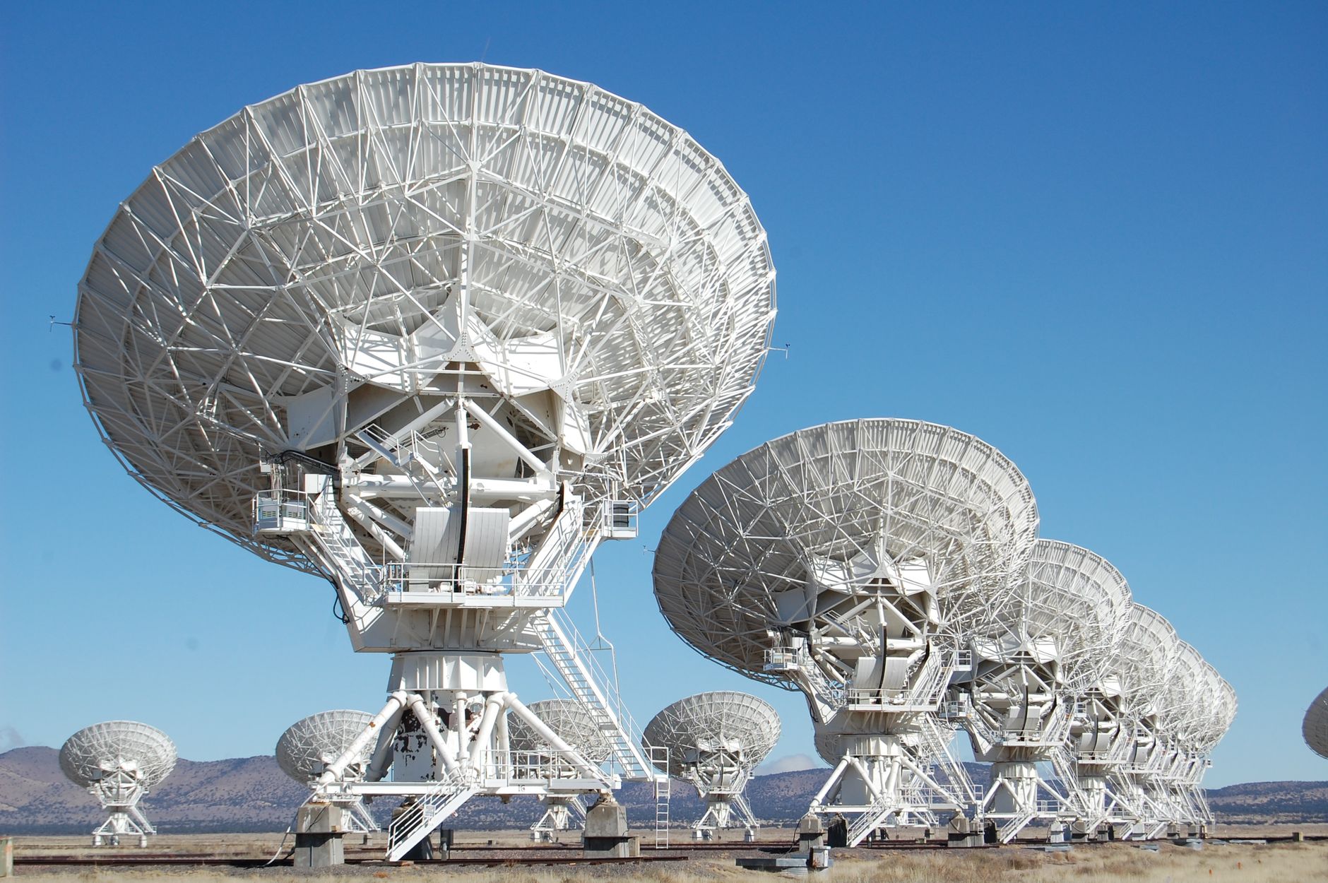 Grande radiotelescopio puntato verso il cielo notturno