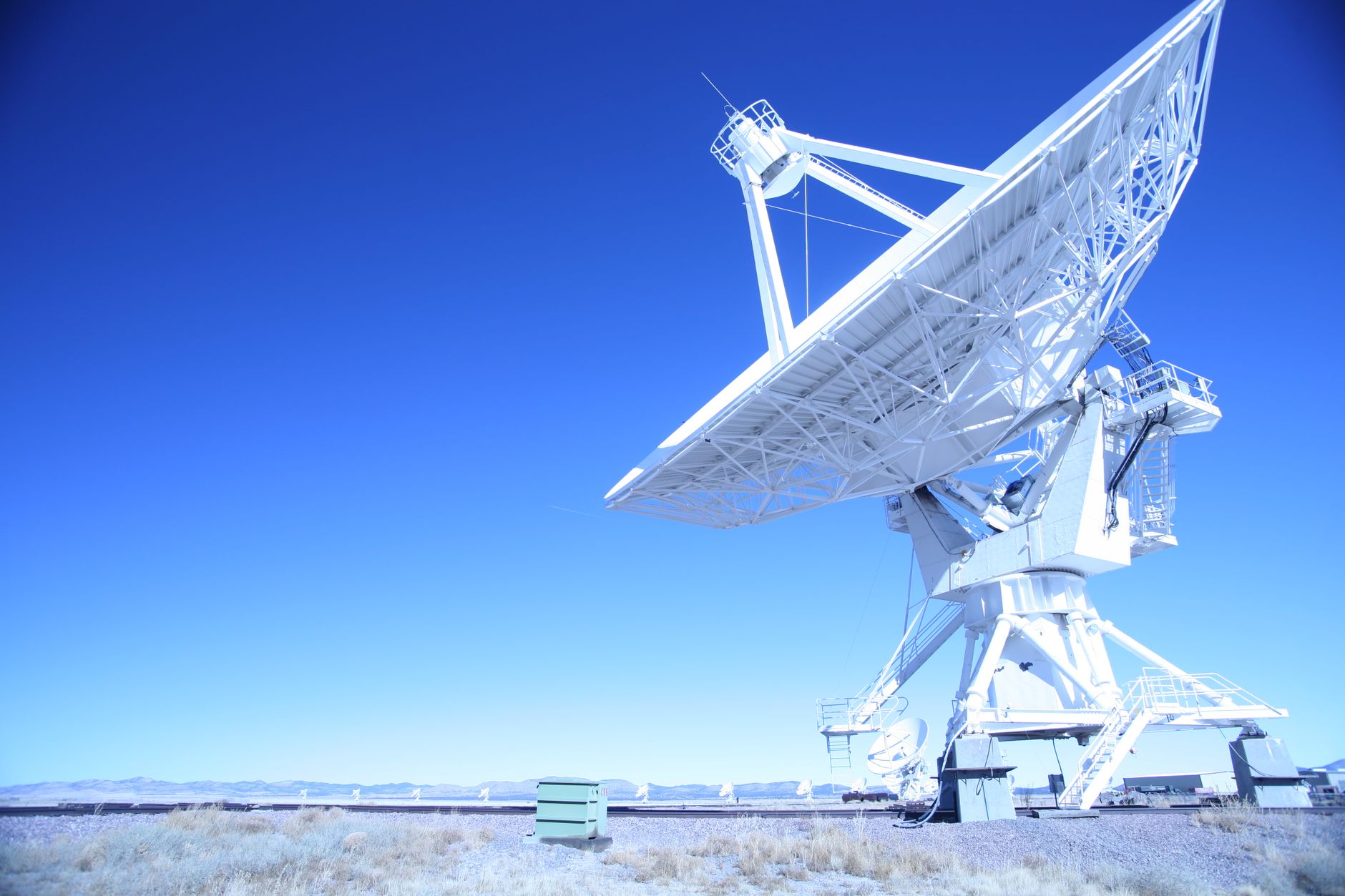 Cielo stellato con la Via Lattea sopra un osservatorio