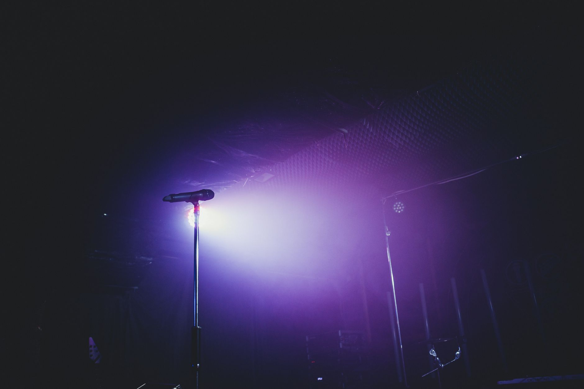 Palco di un concerto rock con luci e microfono