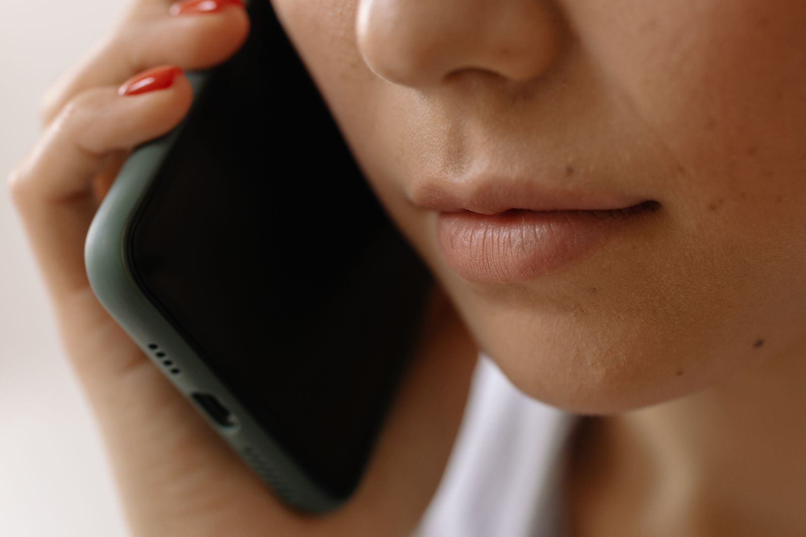 Una donna tiene lo smartphone all'orecchio durante una telefonata