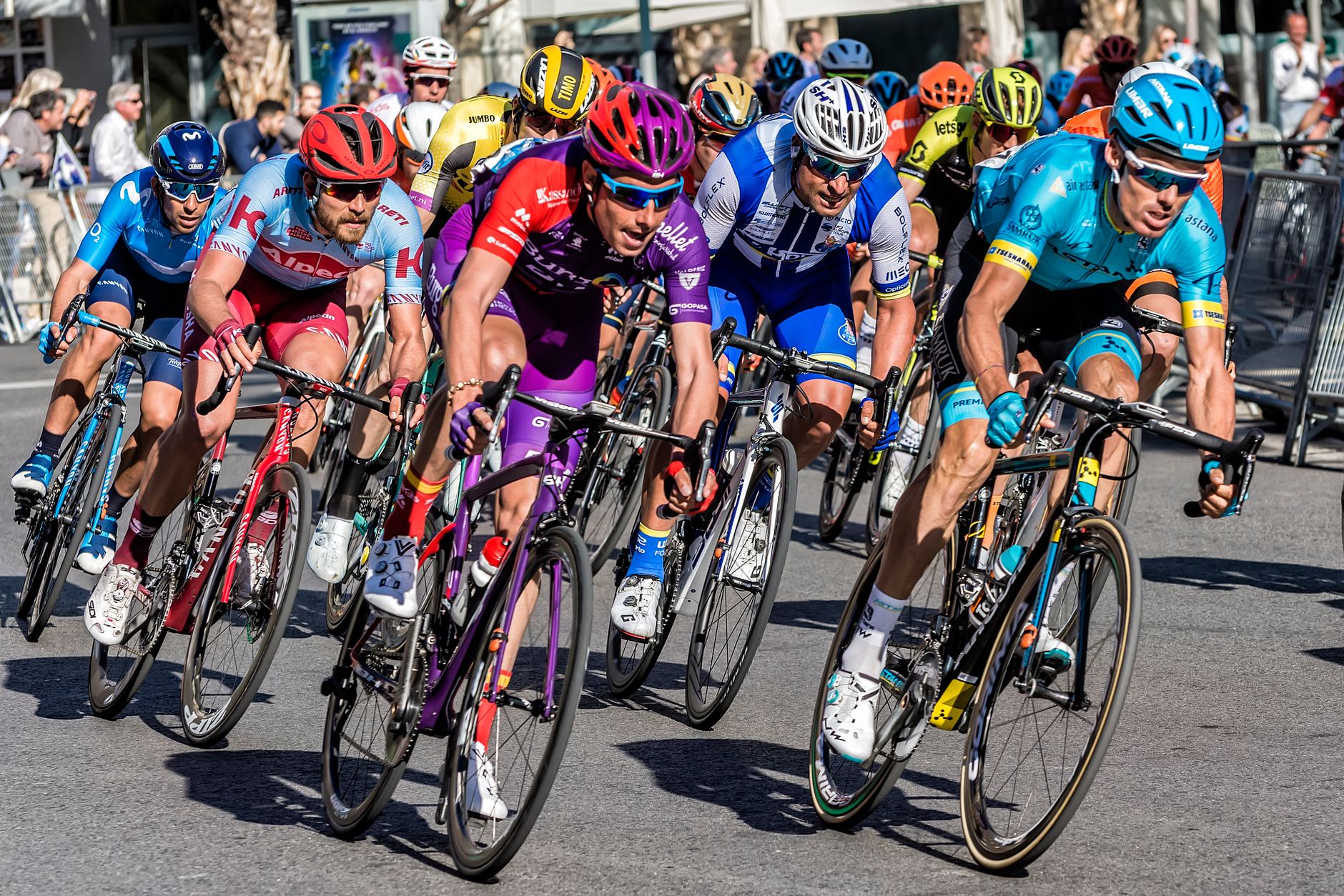Ciclista professionista impegnato in una corsa su strada