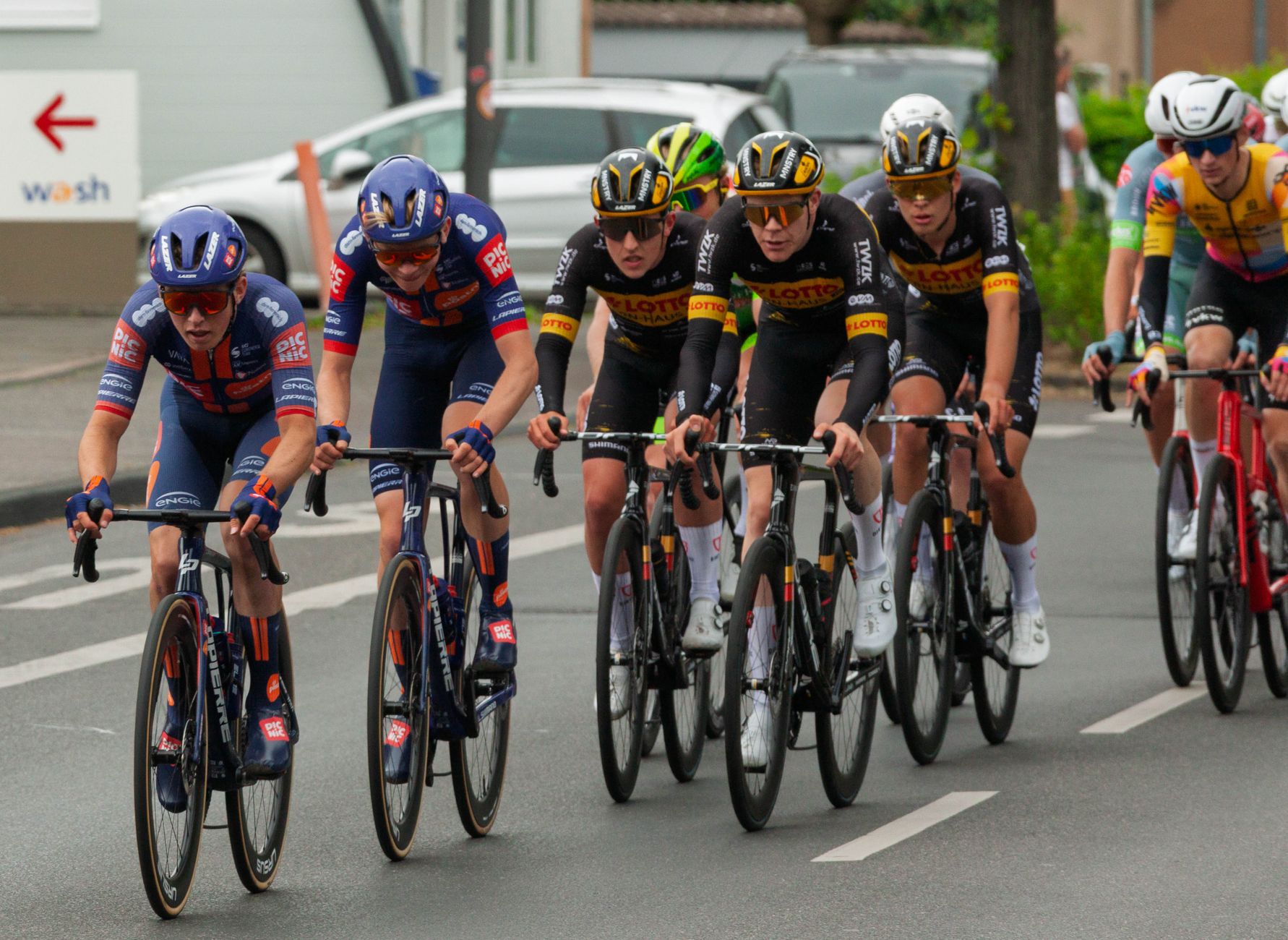 Gruppo di corridori durante una gara di ciclismo su strada