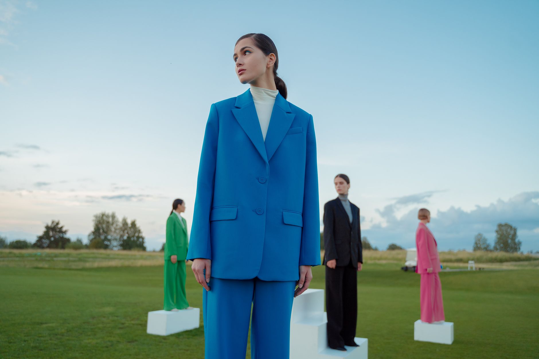 Abito elegante su manichino in una sartoria di alta moda