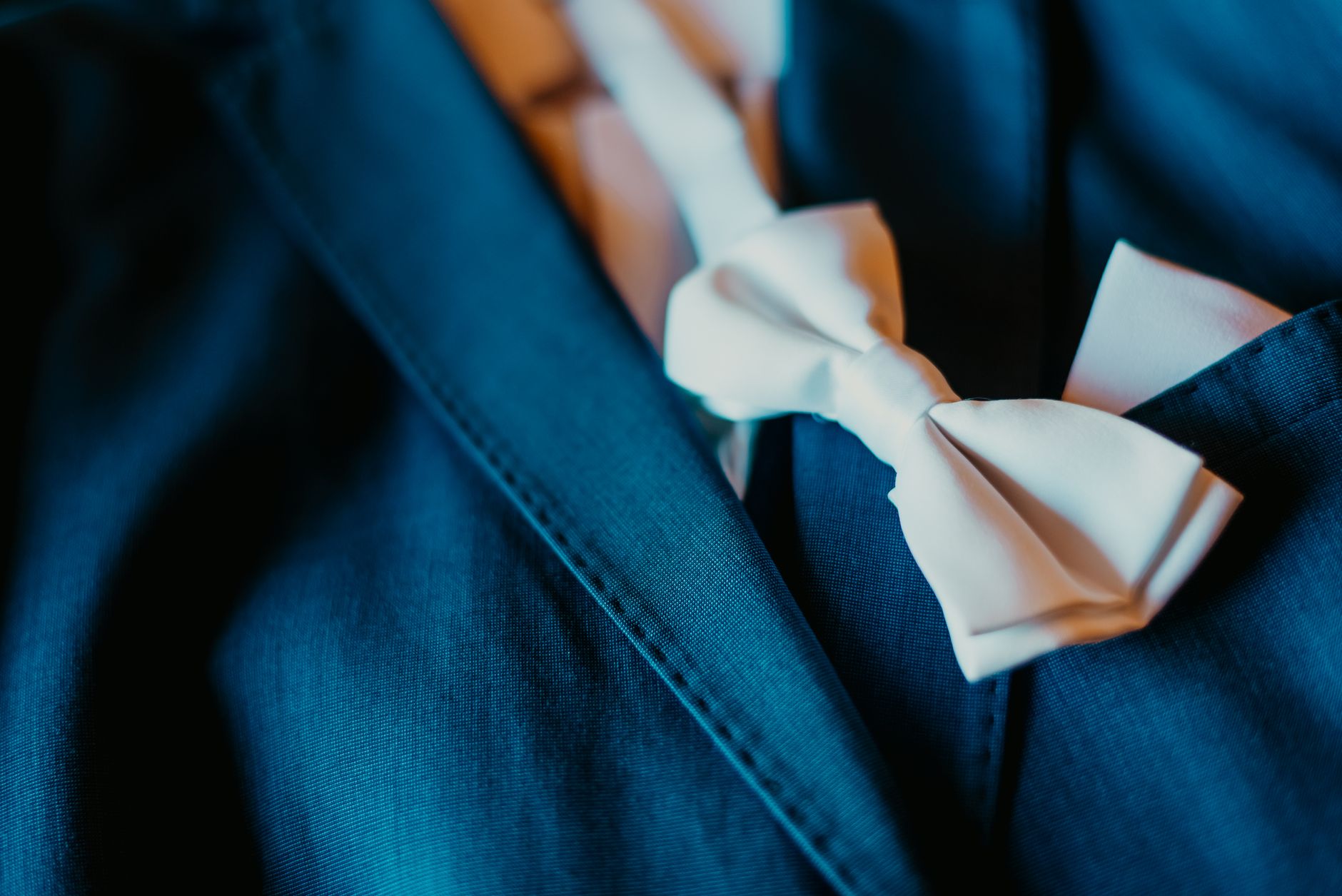 Passerella di sfilata di moda con abiti eleganti