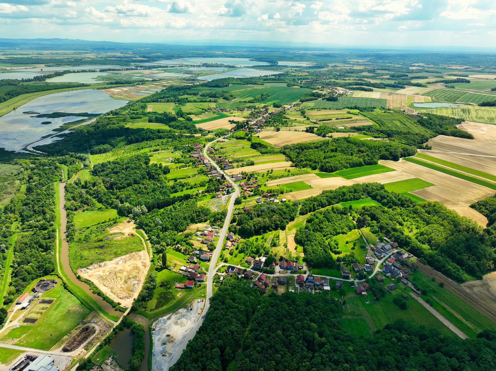 Veduta aerea della foresta amazzonica con il fiume