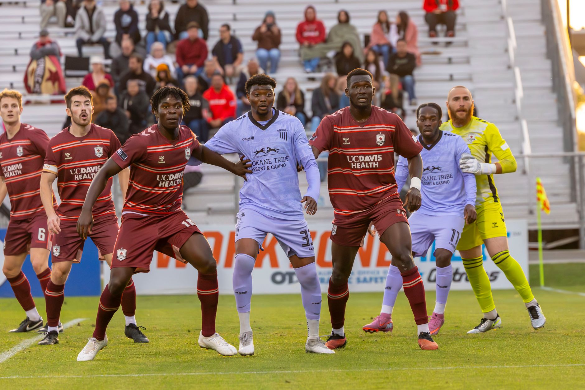 Persone in dialogo durante un incontro di sensibilizzazione