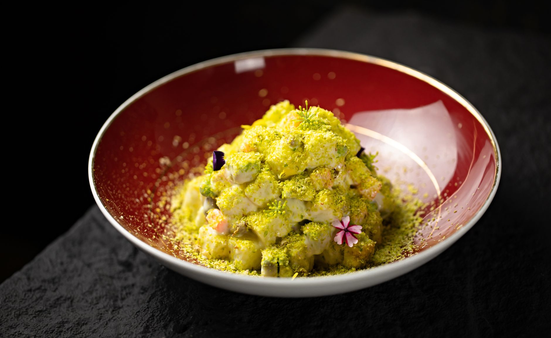 Insalata di patate, carote e piselli condita con salsa cremosa