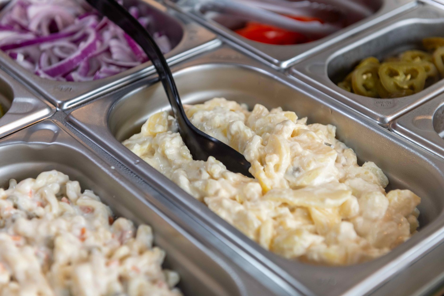 Antipasto di insalata russa guarnito e pronto da servire