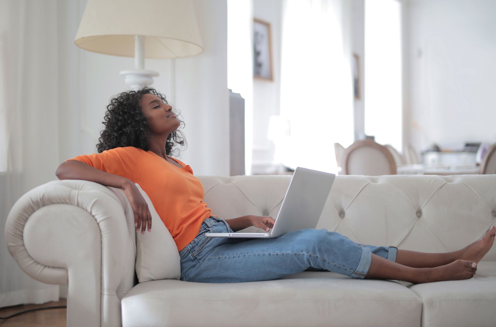 Momento di relax casalingo con bevanda calda tra le mani