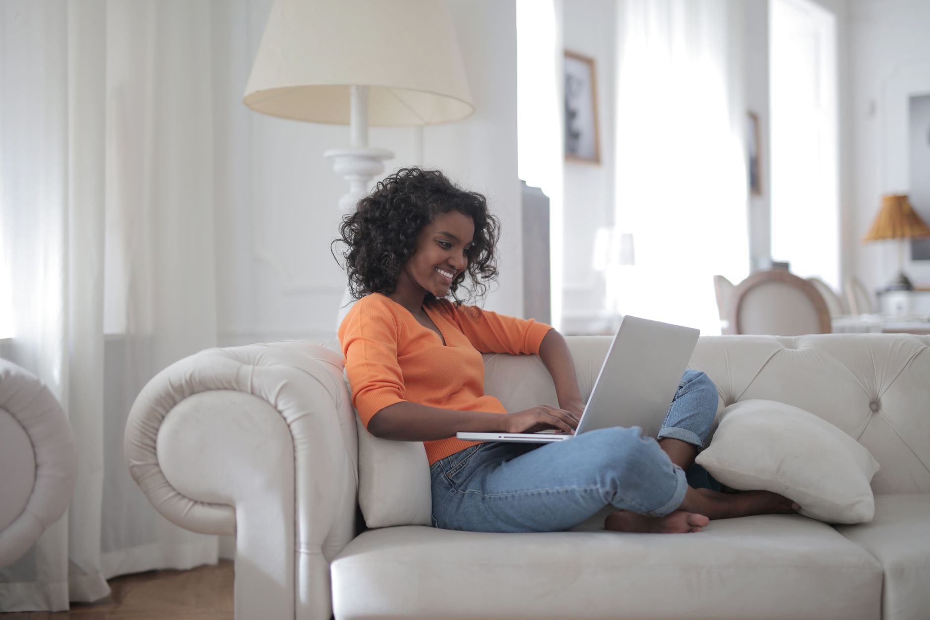 Interno di casa confortevole ideale per una serata tranquilla