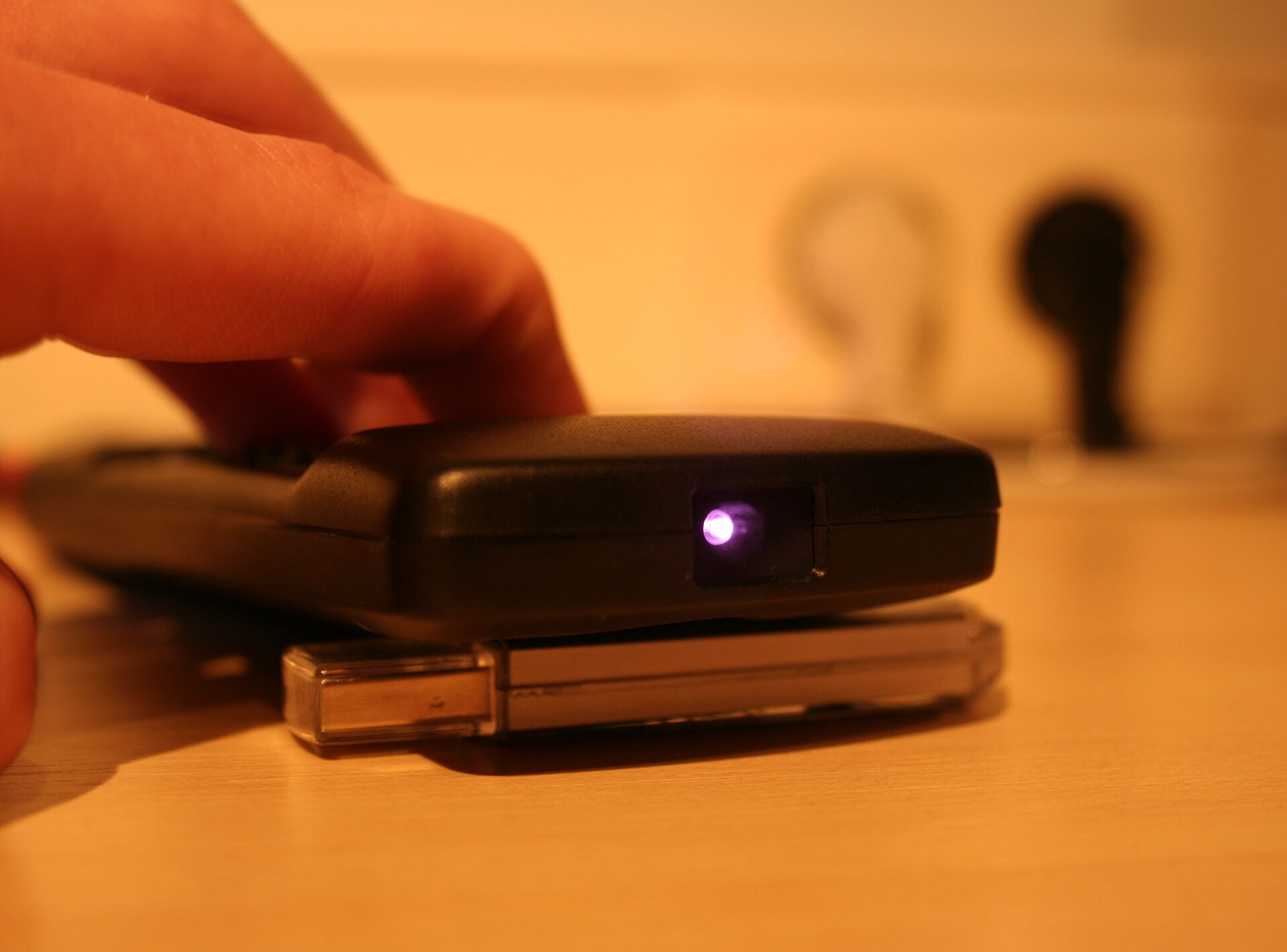 Il led a infrarossi acceso sulla punta di un telecomando