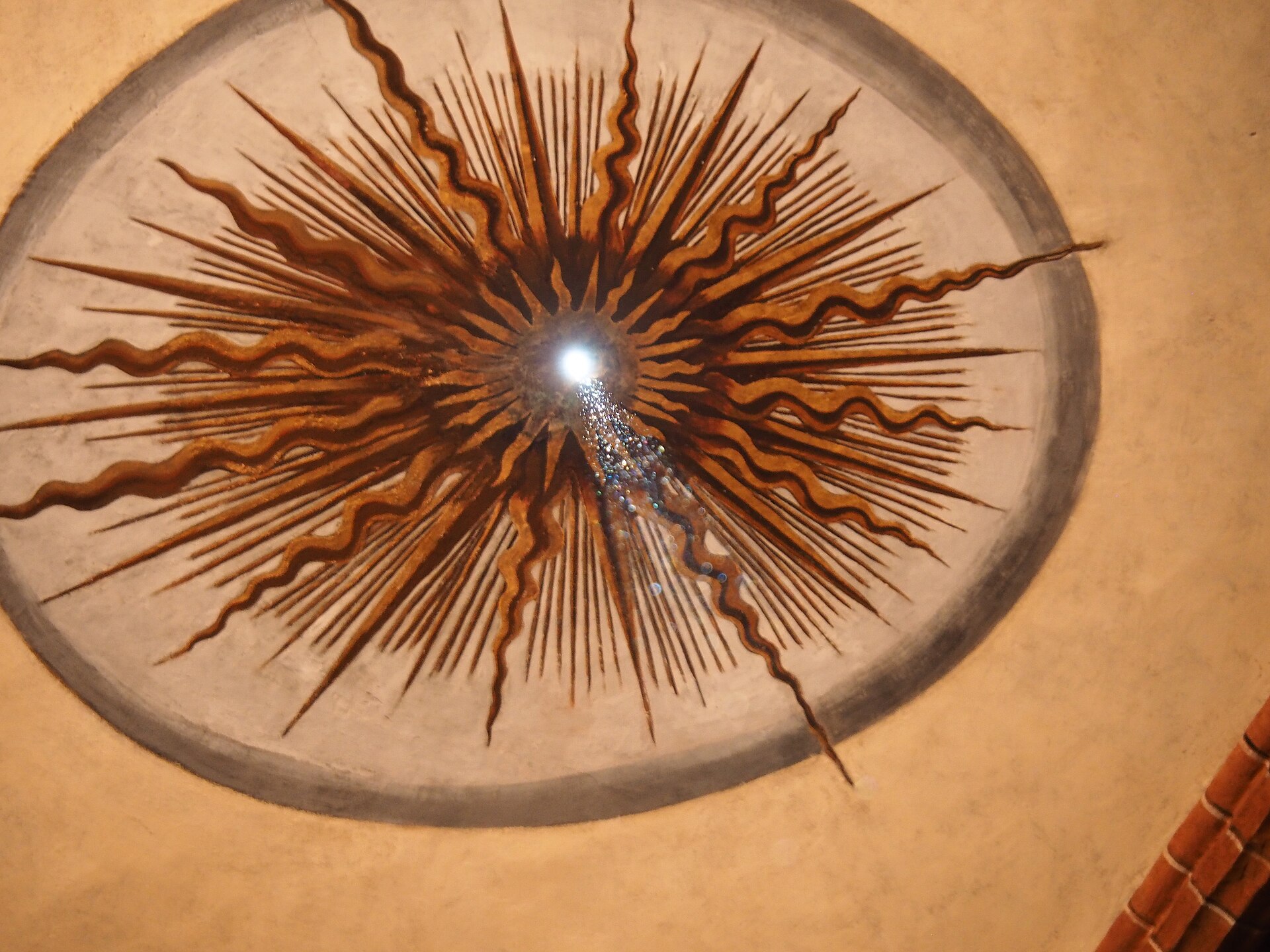 Il foro gnomonico della meridiana di Cassini nella volta della Basilica di San Petronio a Bologna, attraversato dal raggio di sole