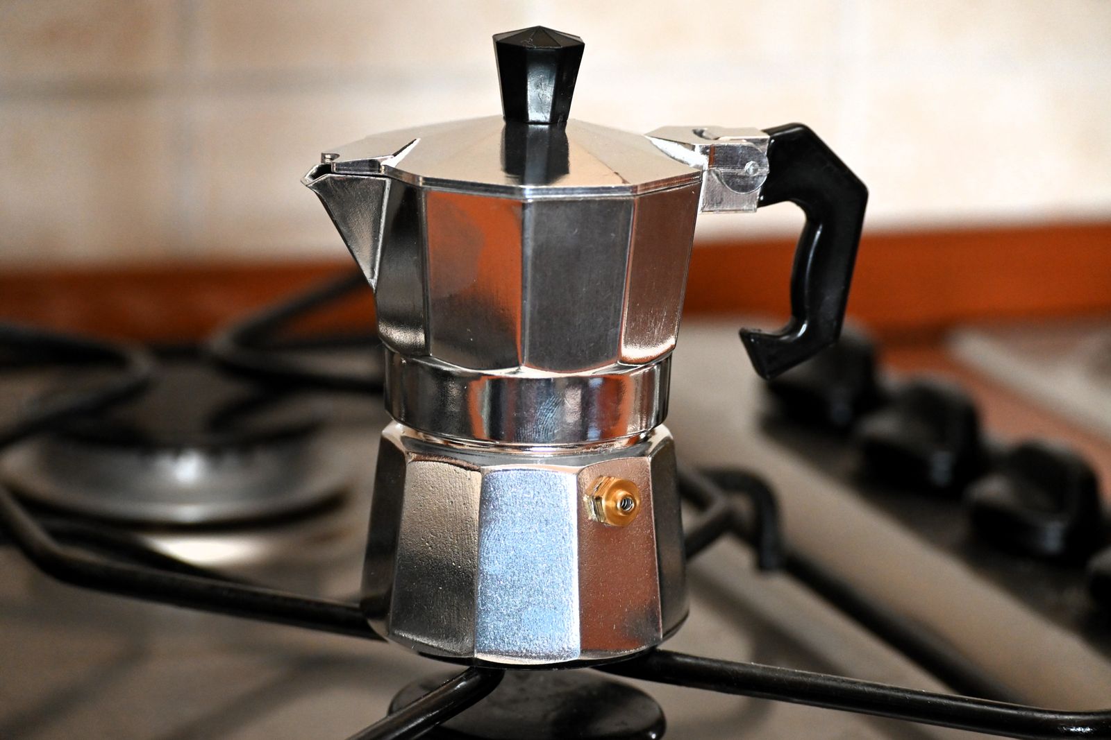 Una moka sul fornello a gas mentre il caffè sale