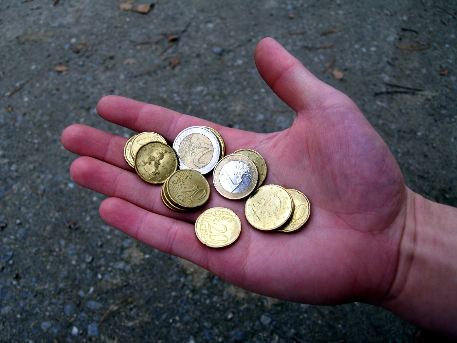 Monete in euro appoggiate sul palmo aperto di una mano