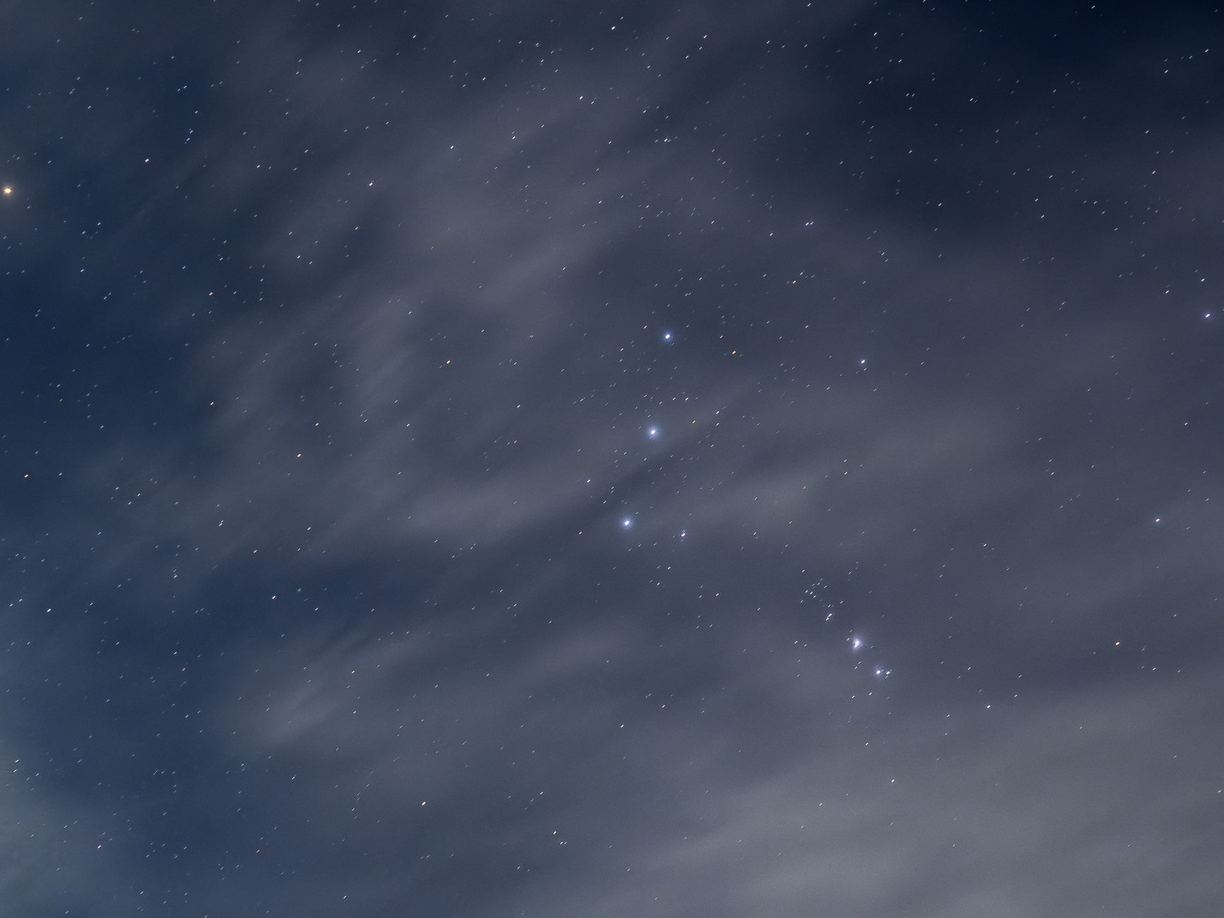 Luna nella fase calante sopra un cielo limpido