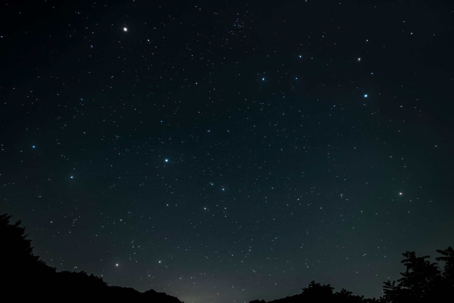 Notte stellata sopra un paesaggio silenzioso