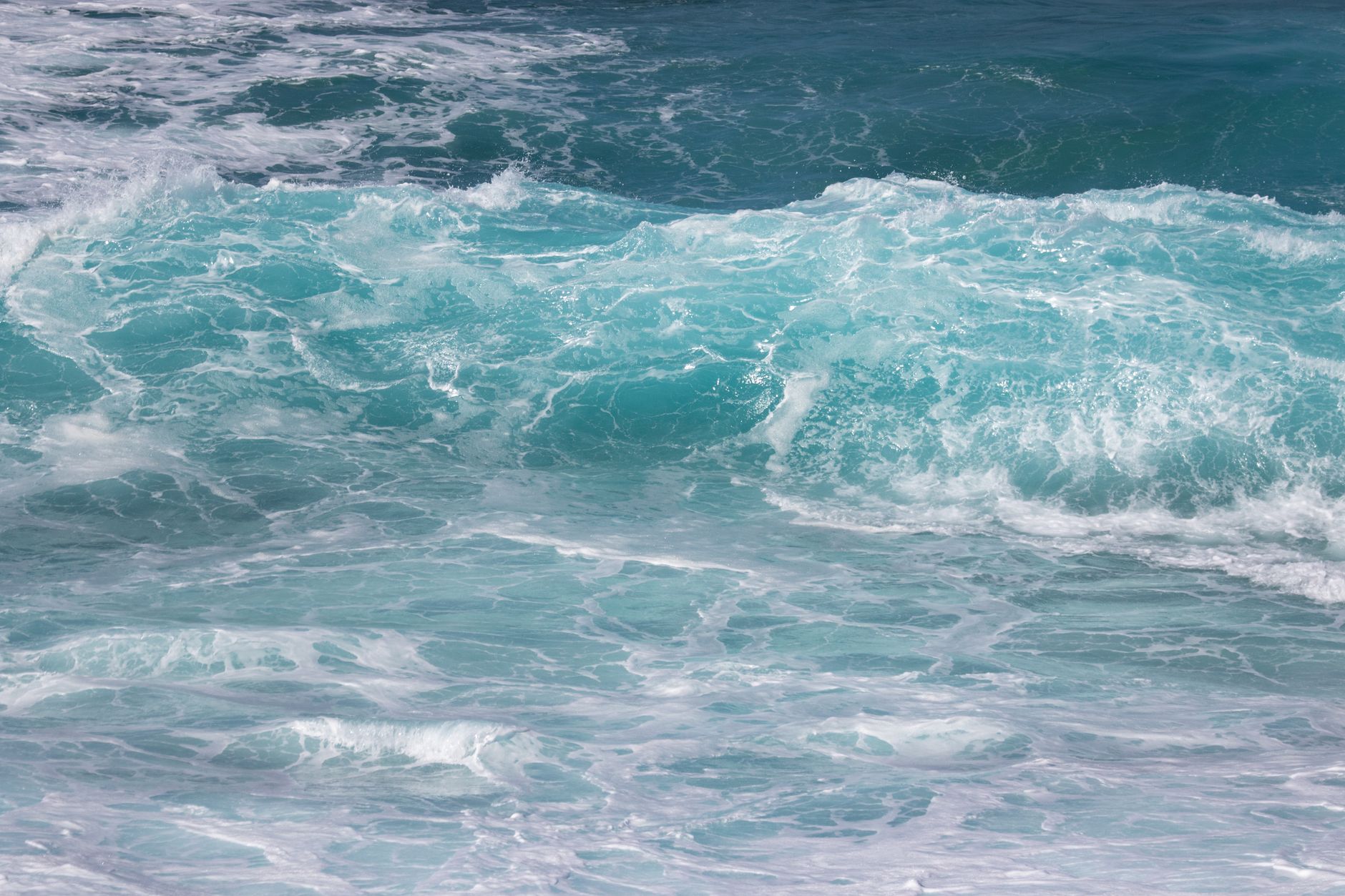 Onde del mare che si infrangono sulla superficie dell'oceano