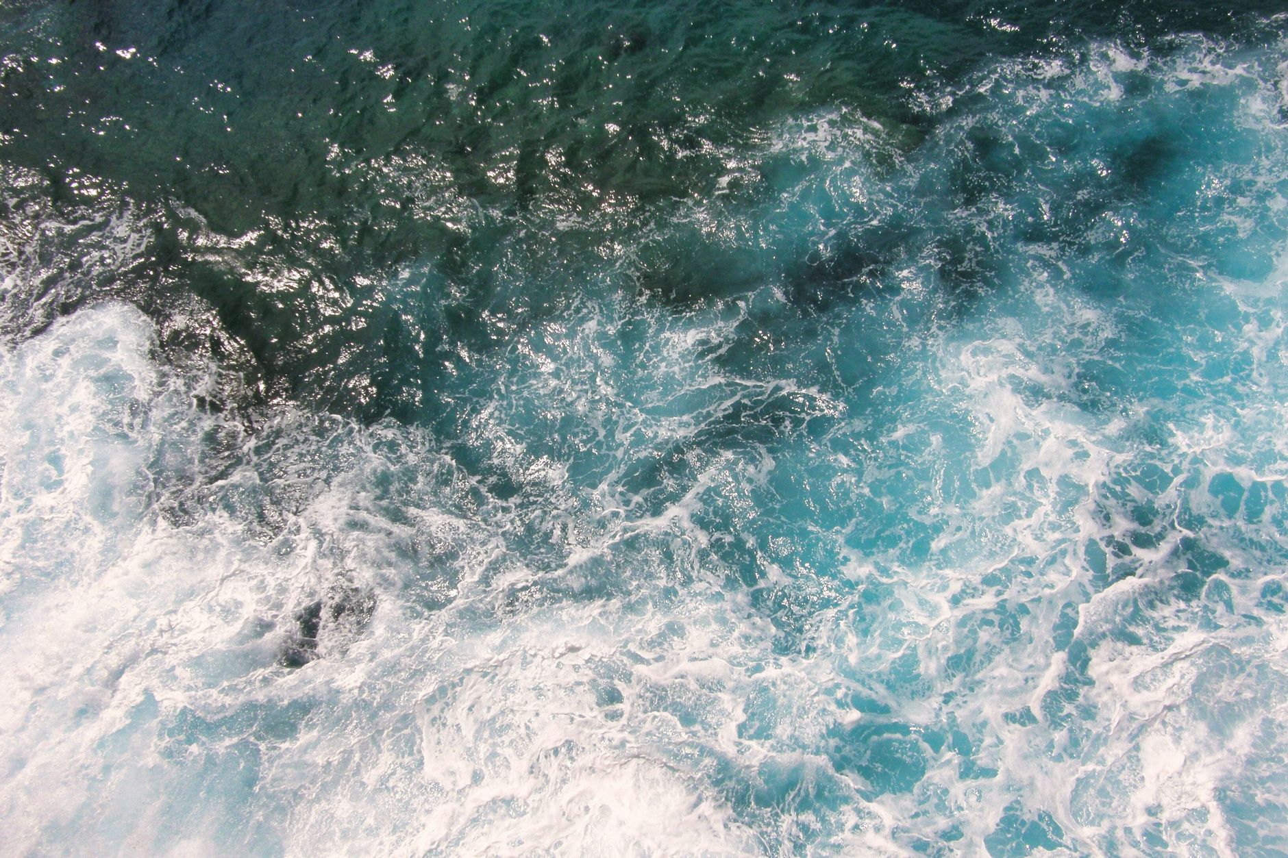 Fiume che scorre verso il mare trasportando minerali