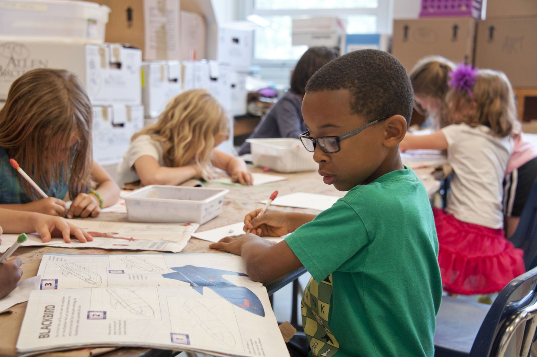 Bambini in classe durante il primo giorno di scuola