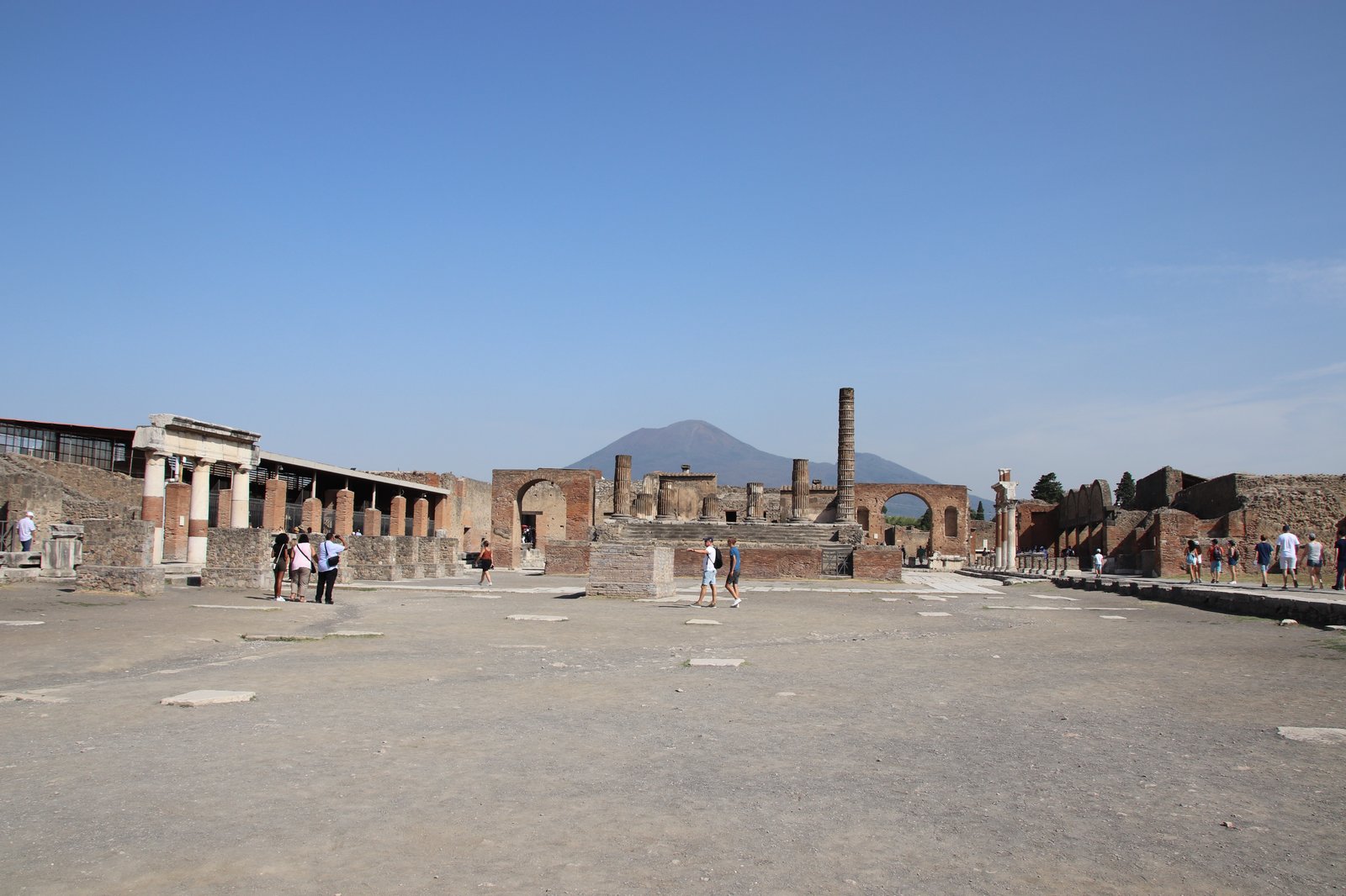Il Foro di Pompei con il Vesuvio sullo sfondo