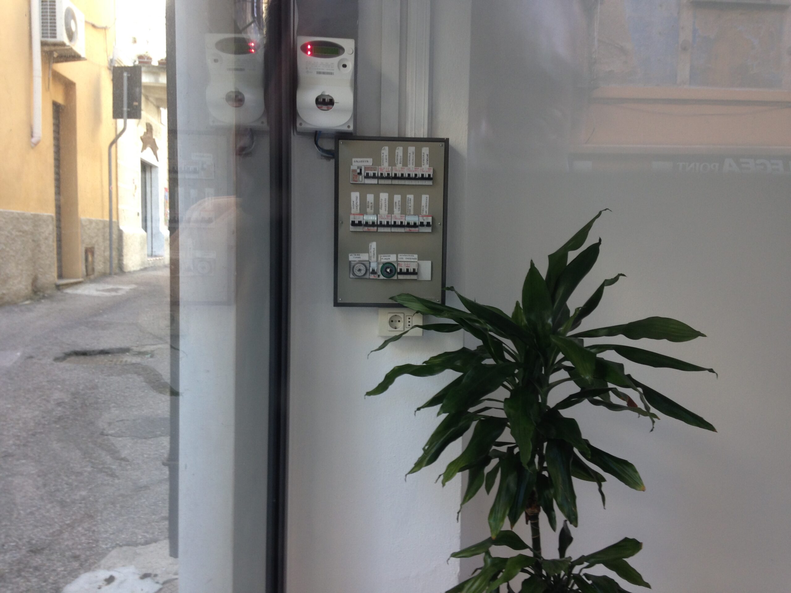 Quadro elettrico domestico con interruttori e contatore elettronico