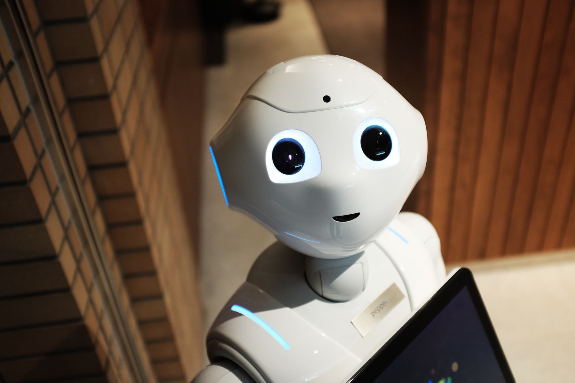 Robot umanoide simbolo dello sviluppo dell'intelligenza artificiale