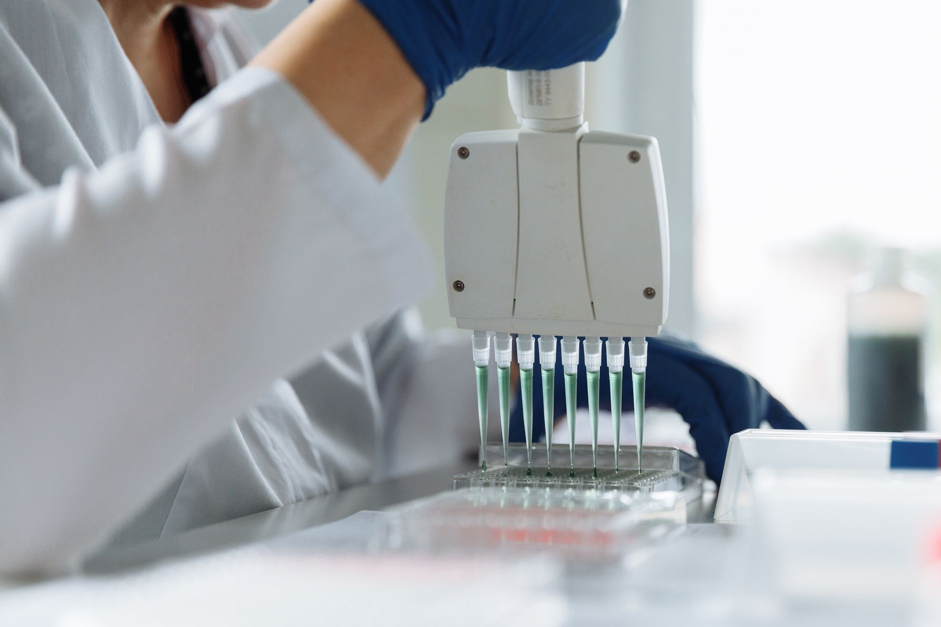 Provette e strumenti di laboratorio di biologia molecolare