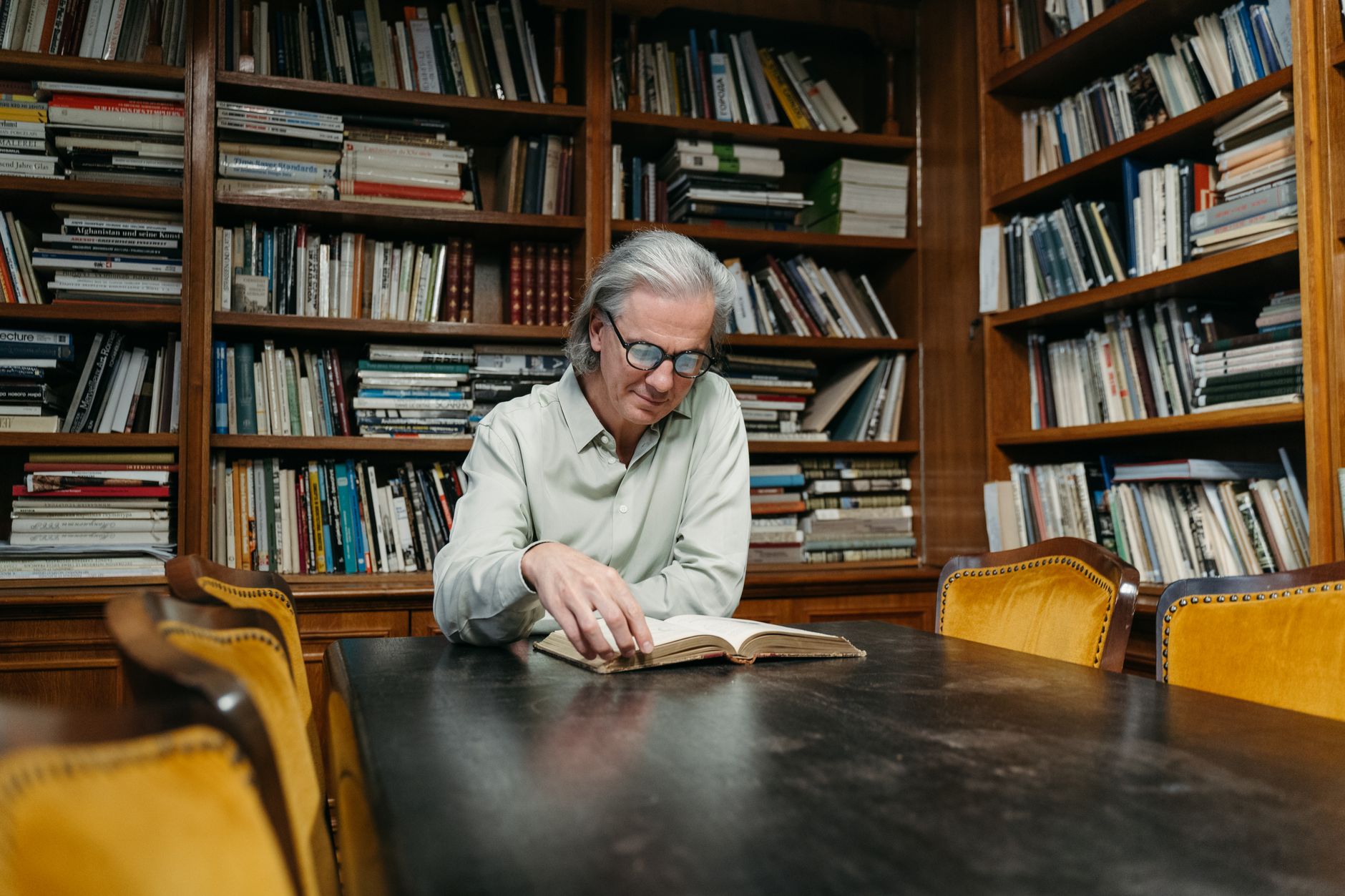 Vecchi libri e romanzi d'appendice su uno scaffale di biblioteca