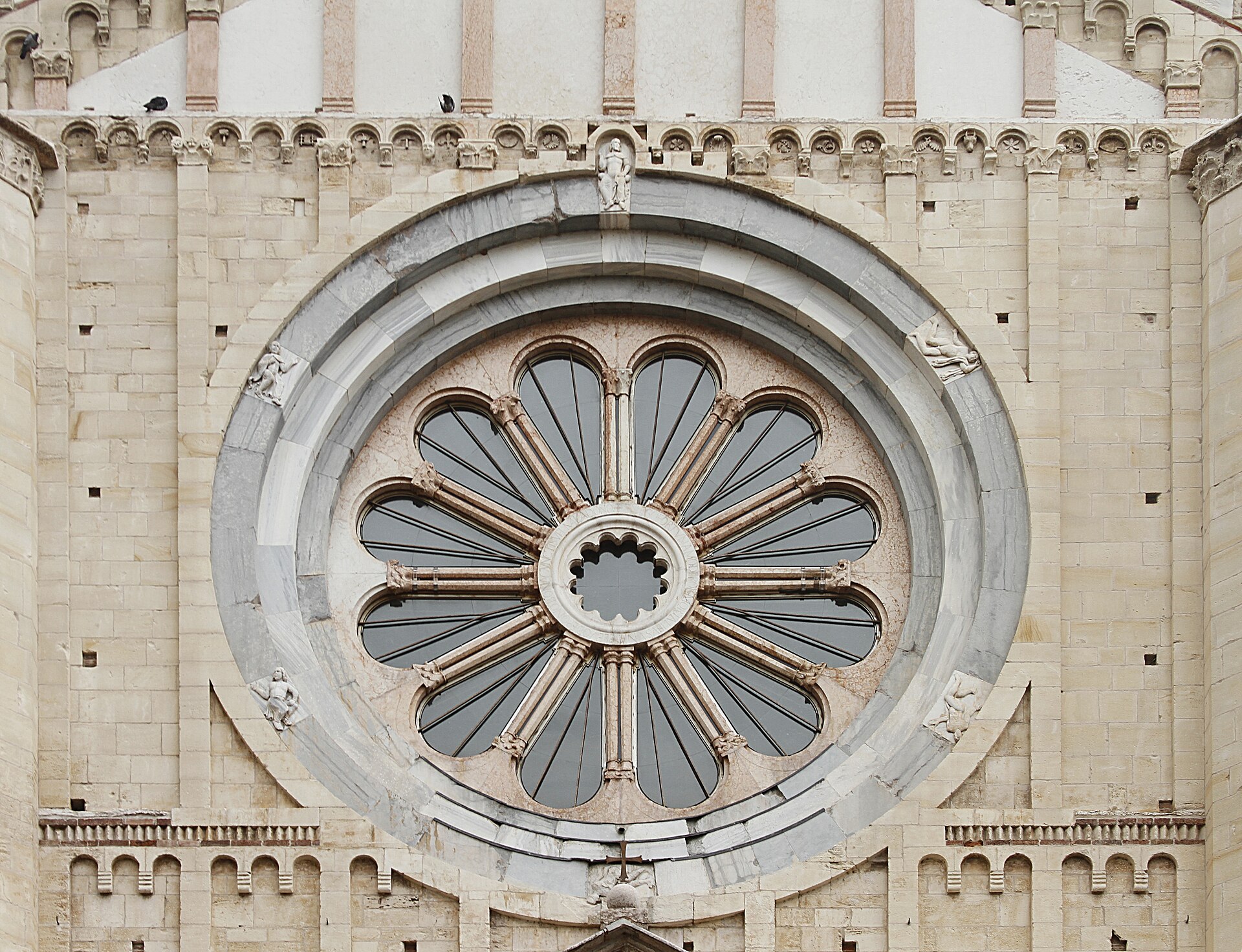 Il rosone della basilica di San Zeno a Verona, detto Ruota della Fortuna, con le figure scolpite sul bordo