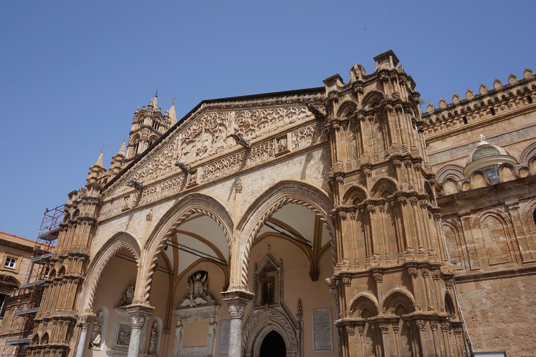 Vicolo storico del centro di Palermo con architettura antica
