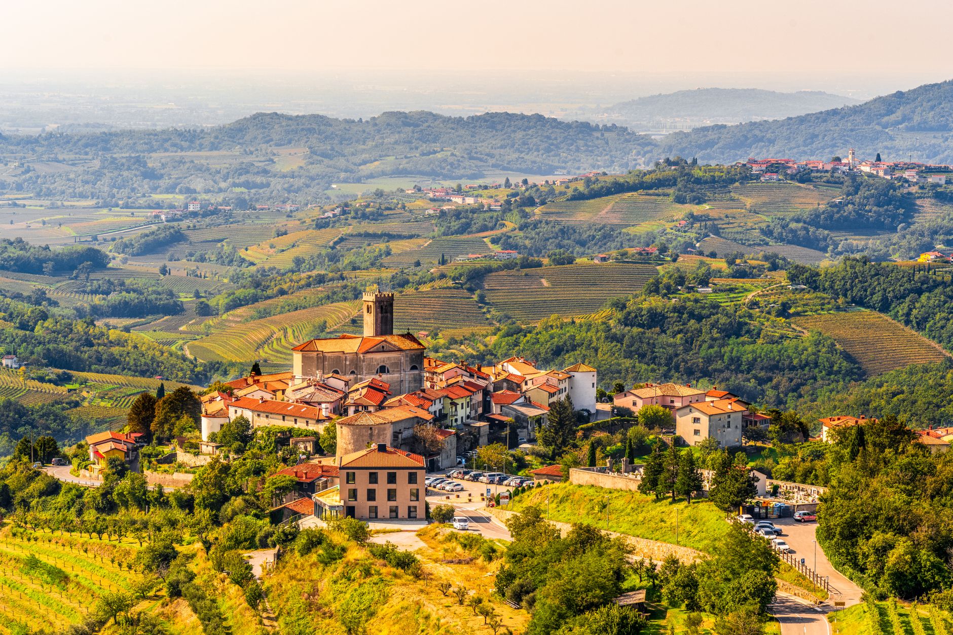 Borgo collinare italiano con antica chiesa immerso nel paesaggio