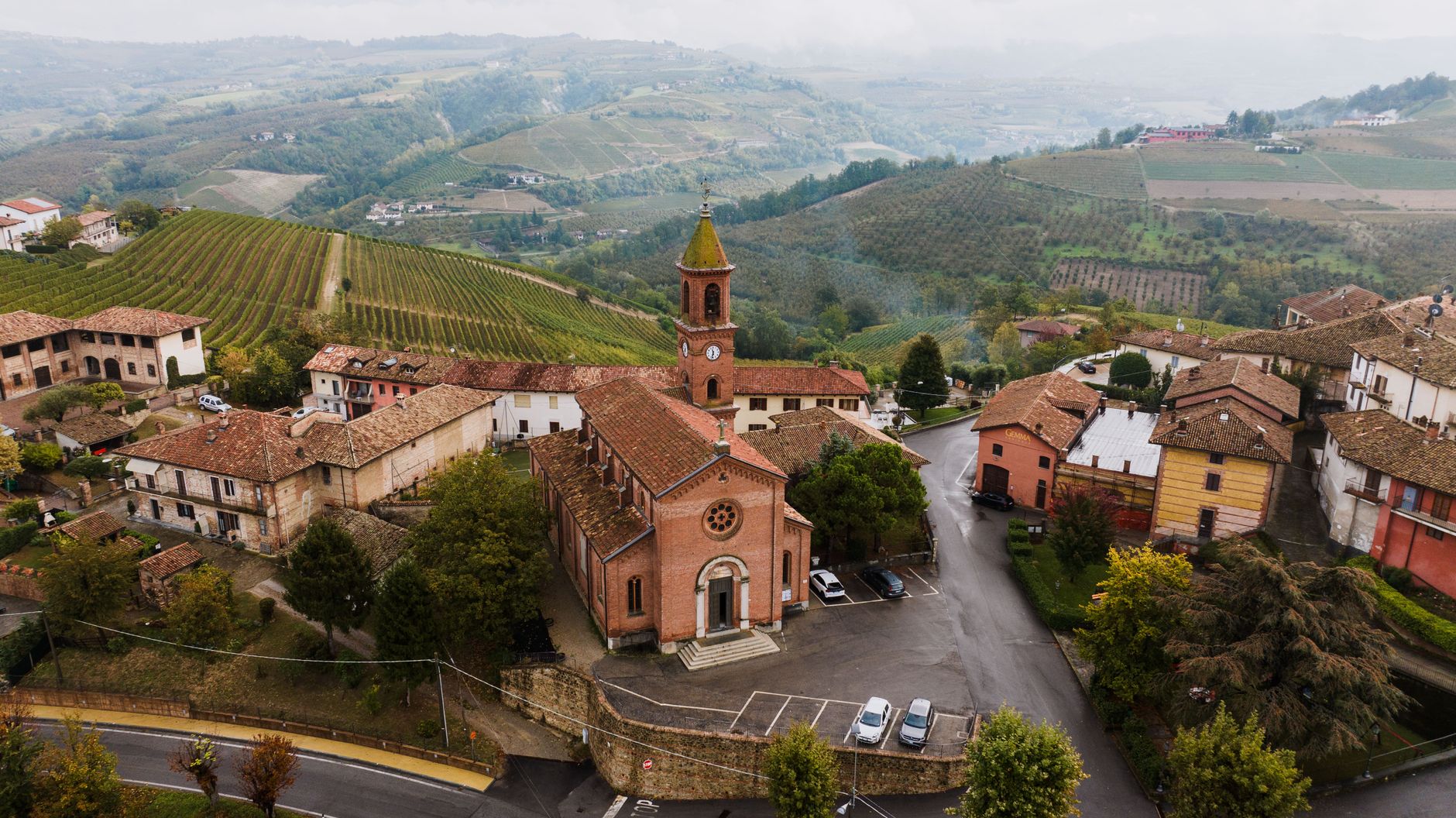 Veduta aerea di un tradizionale villaggio dell'Italia centrale