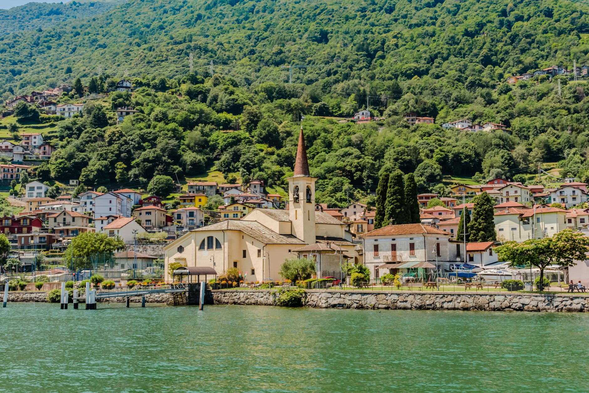 Villaggio con chiesa storica circondato da colline verdi