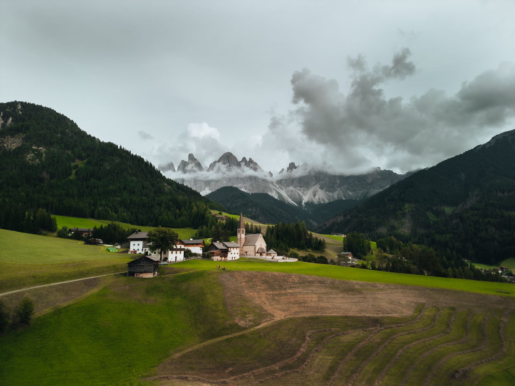 Antico borgo italiano tra le colline, testimone di secoli di storia