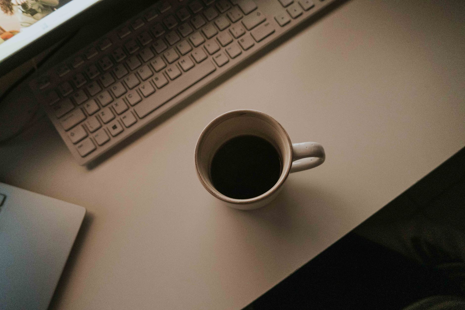Scrivania con caffè e agenda al rientro dalle vacanze a settembre