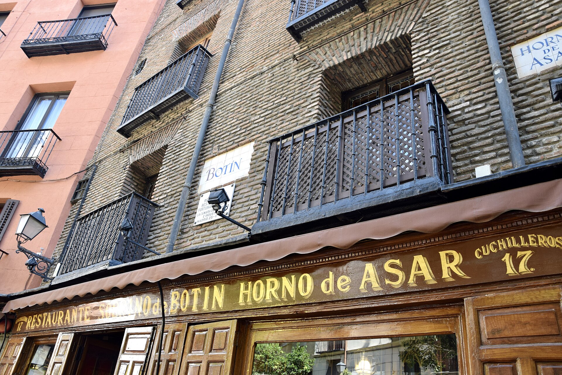 La facciata di legno del ristorante Sobrino de Botín in calle de Cuchilleros a Madrid
