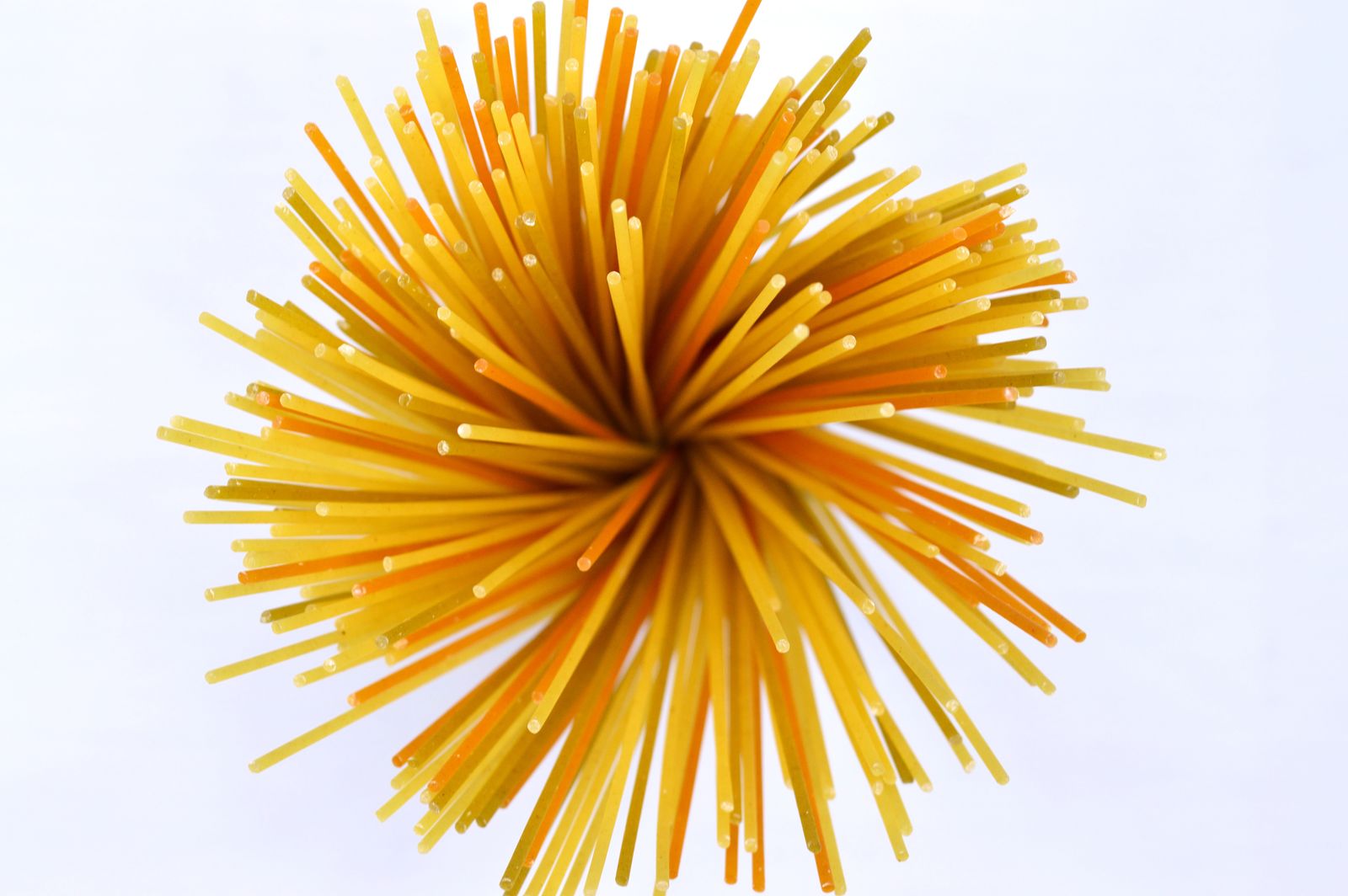 Mazzo di spaghetti crudi visti da vicino