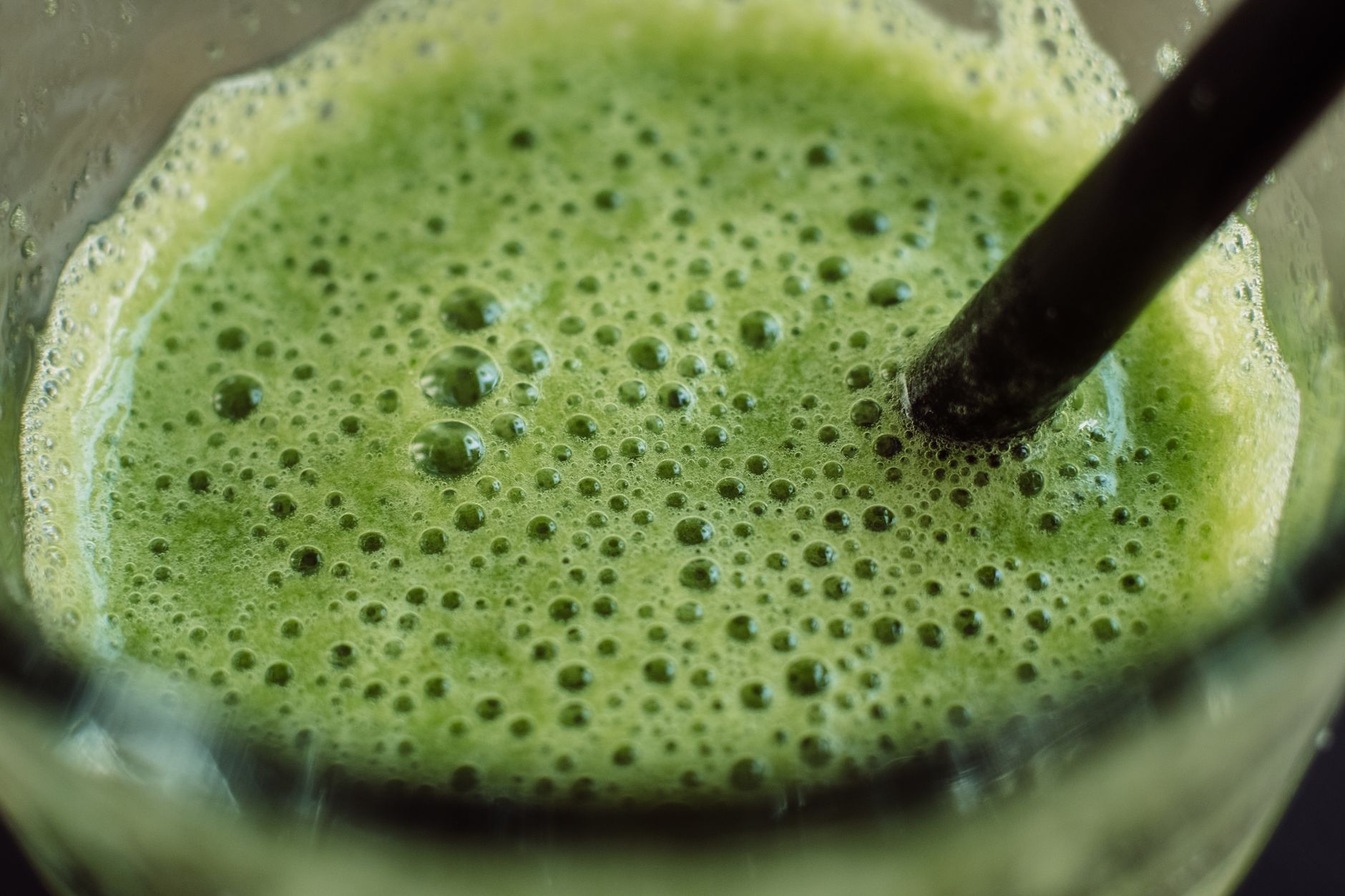 Bevanda verde a base di alga spirulina, fonte di vitamine