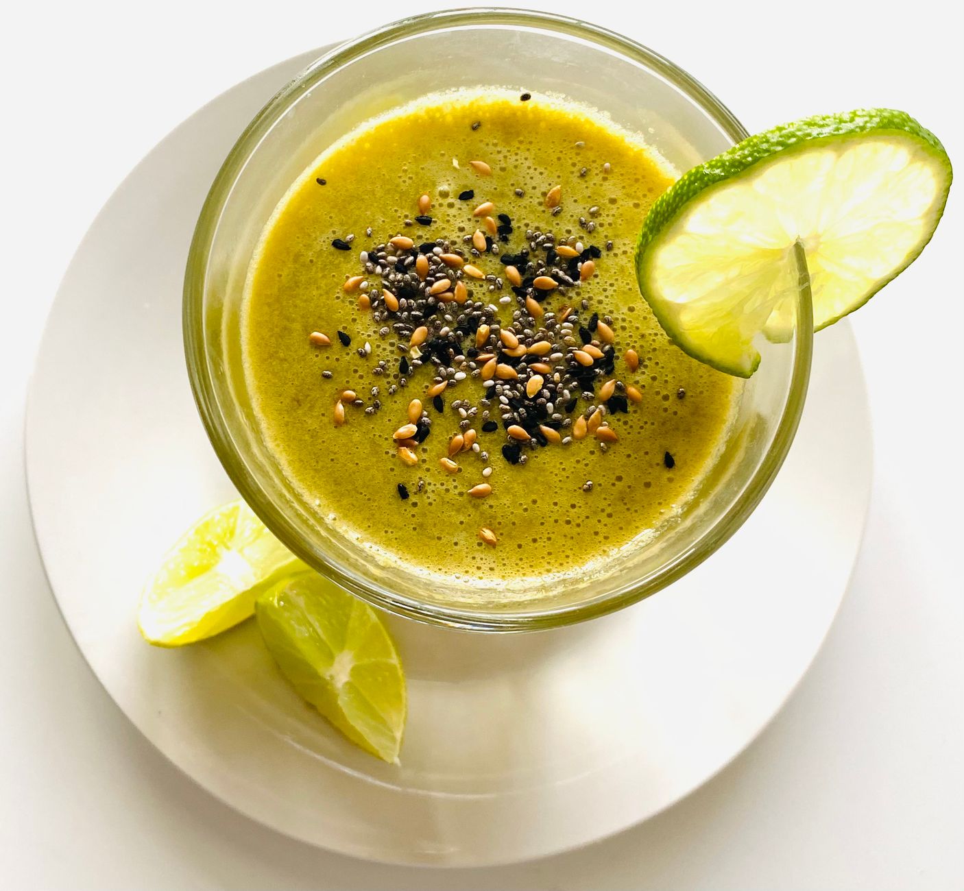 Polvere di spirulina e ingredienti vegetali su un tavolo