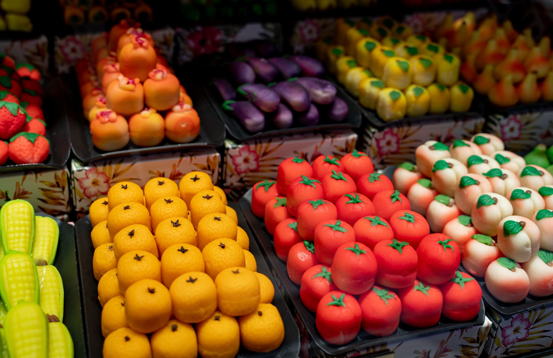 Dolcetti di marzapane colorati a forma di frutta