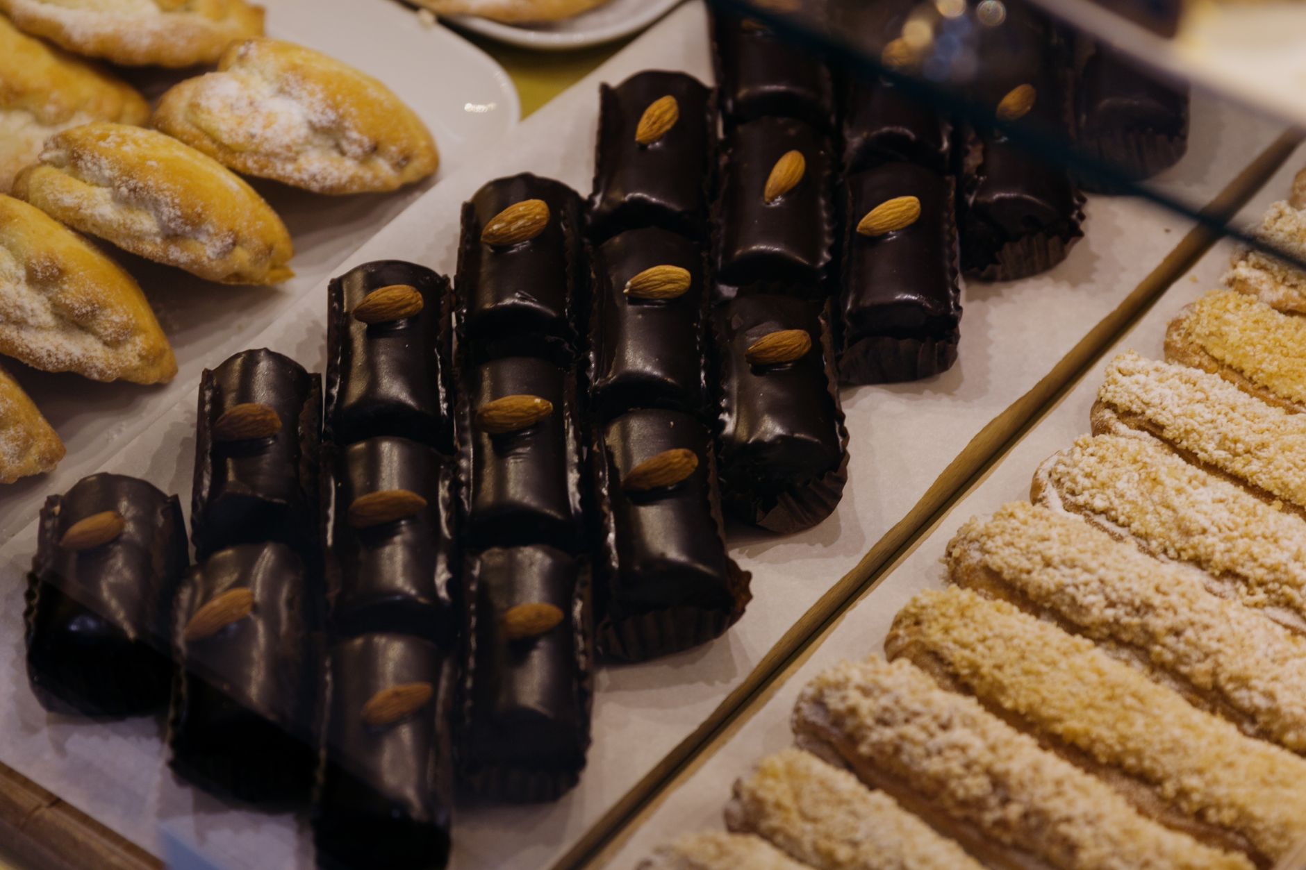 Dolci di mandorla artigianali su un vassoio