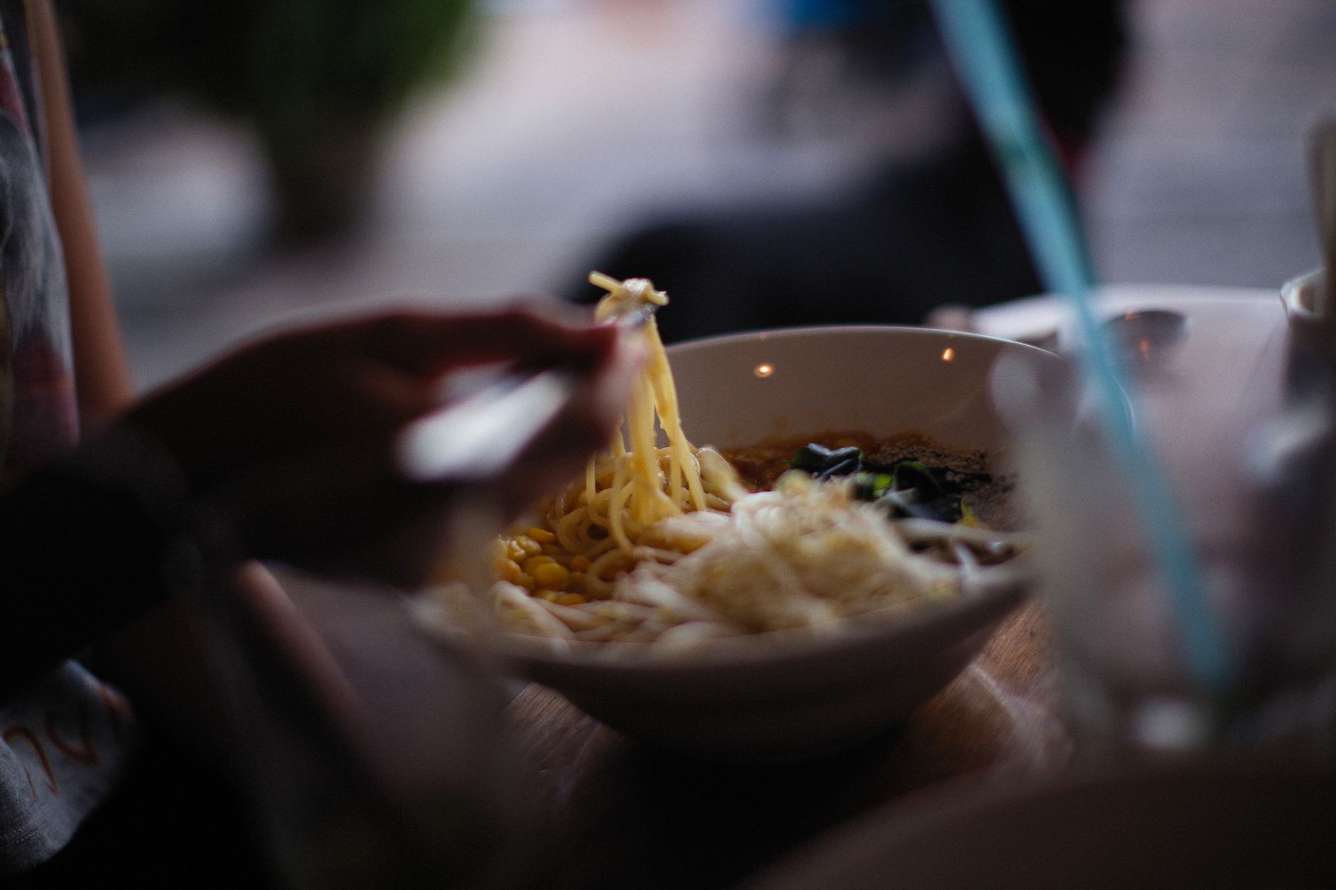 Ciotola di ramen fumante con uovo e tagliatelle